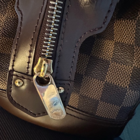 Used Authentic Louis Vuitton Handbag With August 2006 date code VI0086. - Picture 4 of 8